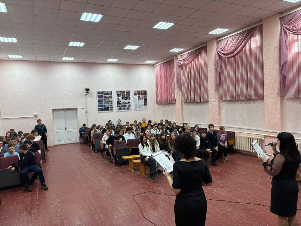 Сотрудники Приазовского Дома культуры провели познавательную беседу "Я и мои права" ко Всемирному дню правовой помощи детям, для учащихся 8-х классов Приазовской СОШ №9 Сотрудники Приазовского Дома культуры провели познавательную беседу "Я и мои права" ко Всемирному дню правовой помощи детям, для учащихся 8-х классов Приазовской СОШ №9