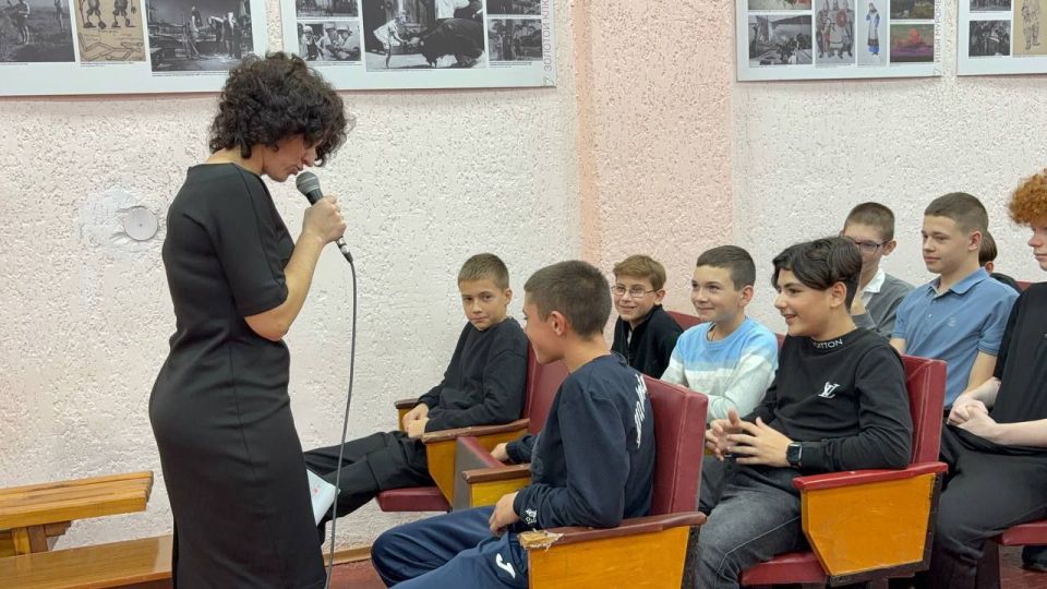 Сотрудники Приазовского Дома культуры провели познавательную беседу "Я и мои права" ко Всемирному дню правовой помощи детям, для учащихся 8-х классов Приазовской СОШ №9 Сотрудники Приазовского Дома культуры провели познавательную беседу "Я и мои права" ко Всемирному дню правовой помощи детям, для учащихся 8-х классов Приазовской СОШ №9