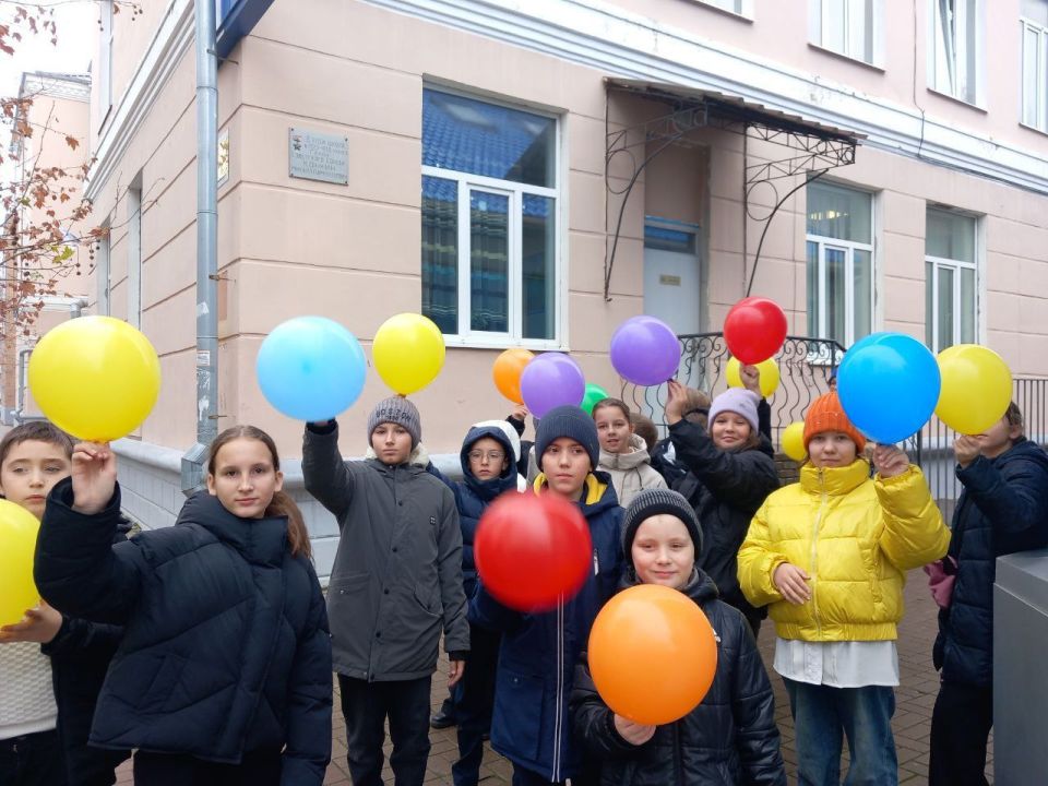 Школьники Бердянска провели акцию «Поделись хорошим настроением»