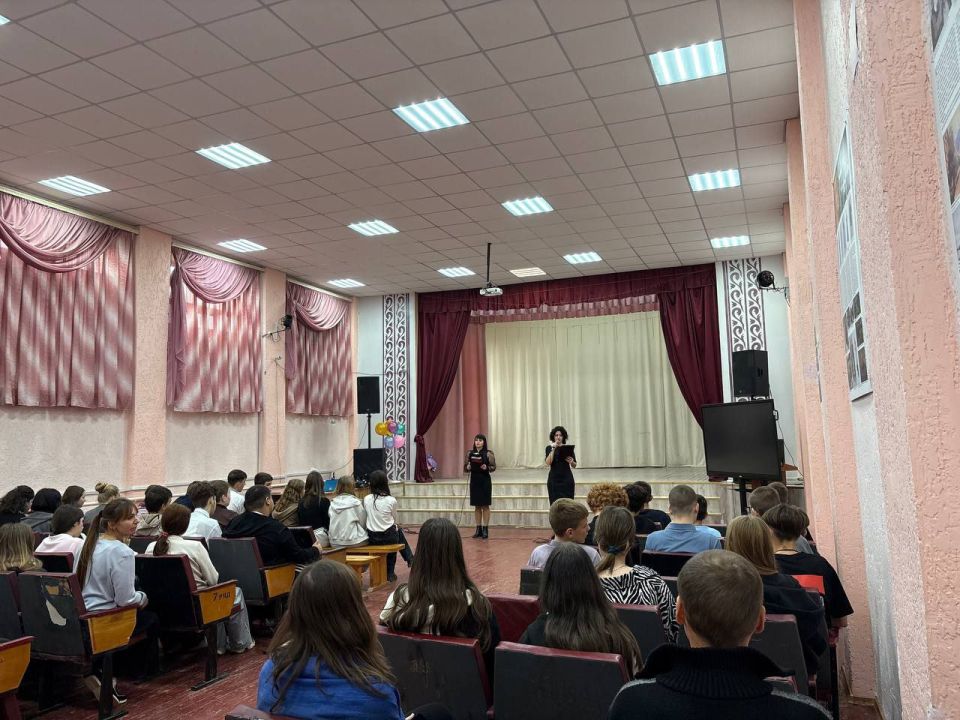 Сотрудники Приазовского Дома культуры провели познавательную беседу "Я и мои права" ко Всемирному дню правовой помощи детям, для учащихся 8-х классов Приазовской СОШ №9 Сотрудники Приазовского Дома культуры провели познавательную беседу "Я и мои права" ко Всемирному дню правовой помощи детям, для учащихся 8-х классов Приазовской СОШ №9