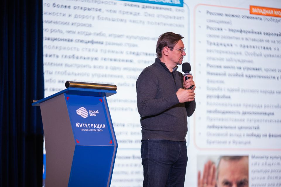 8–9 ноября в Донецке прошёл форум «Культура единства: креативные стратегии для Донбасса и Новороссии» 8–9 ноября в Донецке прошёл форум «Культура единства: креативные стратегии для Донбасса и Новороссии»