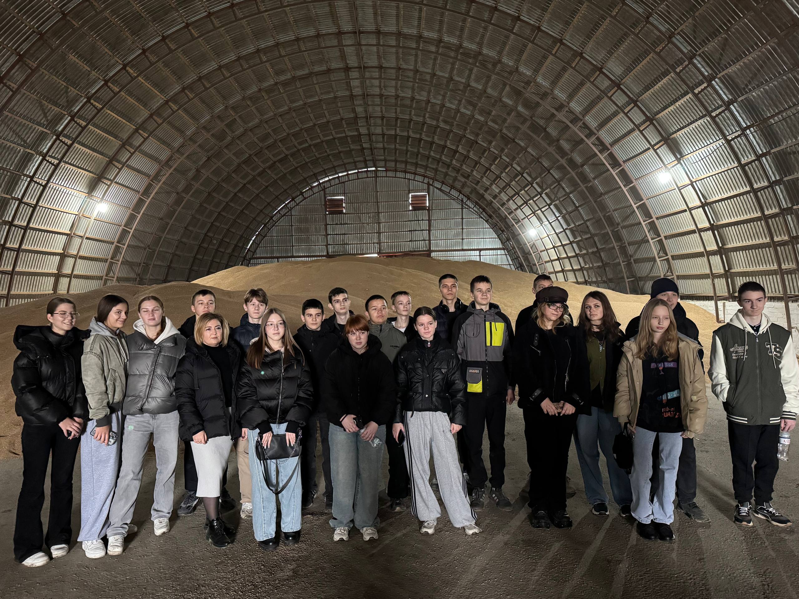 Школьники из Запорожской области познакомились с работой сельскохозяйственного предприятия Школьники из Запорожской области познакомились с работой сельскохозяйственного предприятия