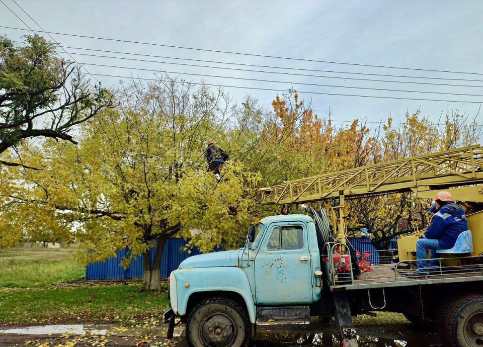 Расчистка трассы воздушных линий в Акимовском районе продолжается