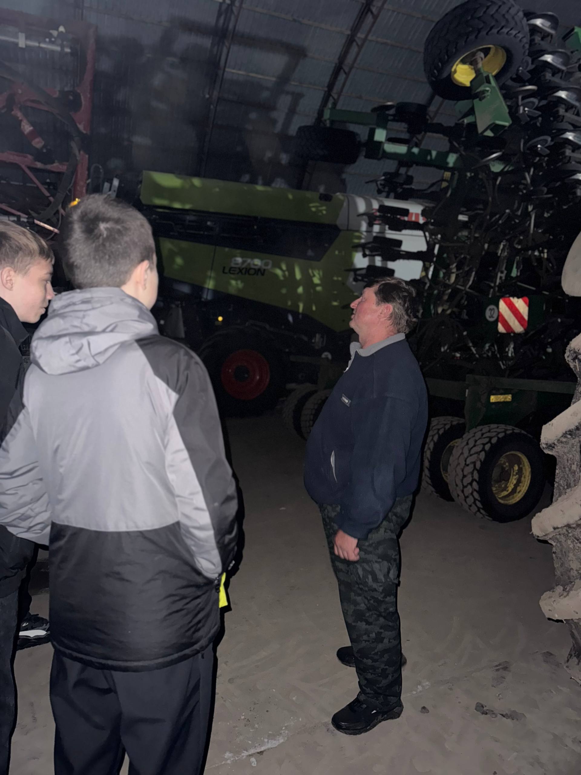 Школьники из Запорожской области познакомились с работой сельскохозяйственного предприятия Школьники из Запорожской области познакомились с работой сельскохозяйственного предприятия