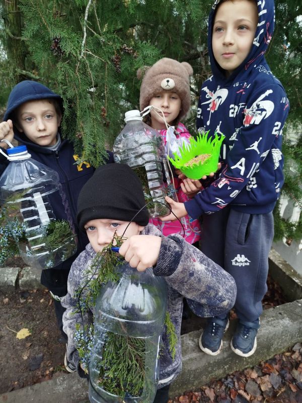 Кто летает и поёт — с нами рядышком живёт…