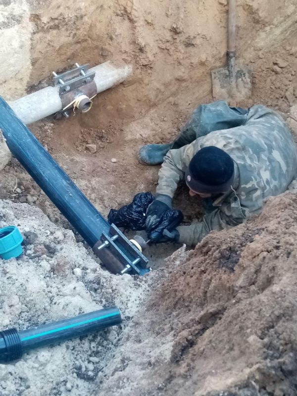 Специалисты аварийной бригады Мурманской области АО «МЭС» совместно с коллегами Приморского участка ГУП ЗО "Вода Запорожья" продолжают обслуживать водопроводные сети округа и оперативно устранять неисправности