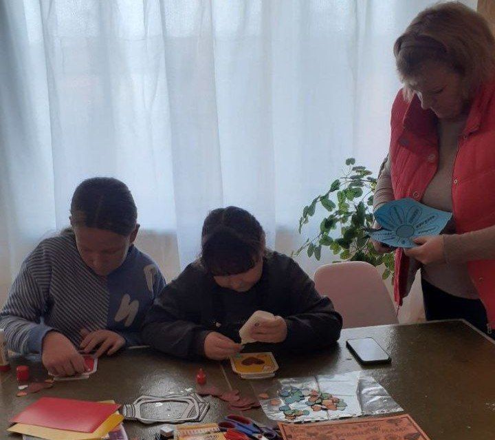 В Чернозёмненском сельском доме культуры совместно с библиотекой состоялся тёплый и душевный мастер-класс "Удиви маму", направленный не столько на идеальный результат, сколько на процесс вложения любви и внимания в подарок ...