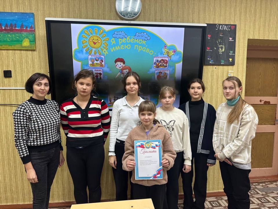 20 ноября — Всемирный день ребёнка, день защиты его прав.К этой дате Владимировская сельская библиотека провела познавательный час для учащихся 6 класса ГБУ ОО ЗО "Владимировской школы-детский сад N10" «Я ребёнок, я имею...