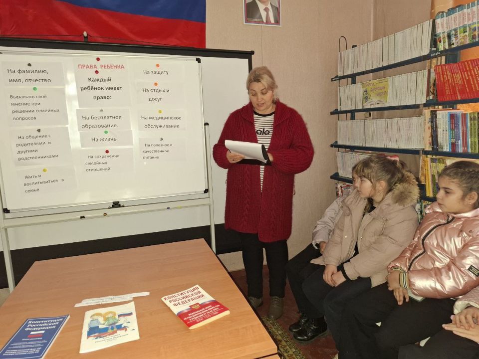 Сегодня в Богдановской сельской библиотеке прошел информационно - правовой час под названием «Знание права нам необходимо»