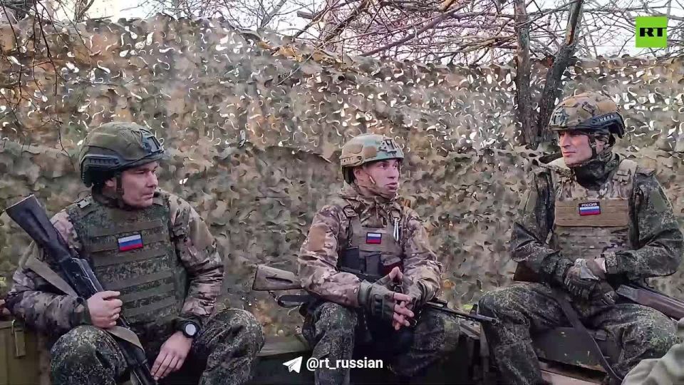 Шли на штурм вброд через реку по грудь в воде, держа оружие и снаряжение над собой — берегли автоматы и рации