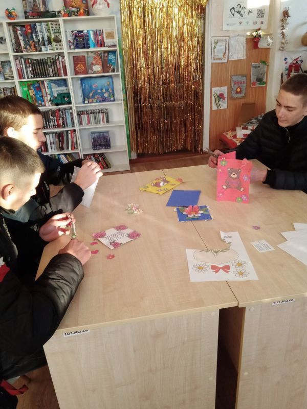 В Николаевской сельской библиотеке оформлена книжная выставка «С любовью о маме», приуроченная ко дню Матери В Николаевской сельской библиотеке оформлена книжная выставка «С любовью о маме», приуроченная ко дню Матери