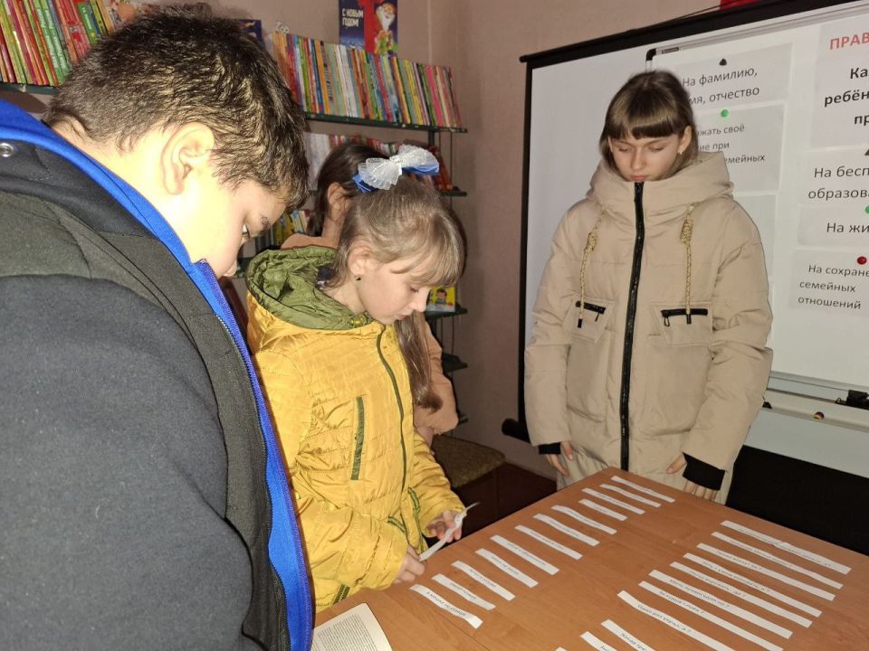 Сегодня в Богдановской сельской библиотеке прошел информационно - правовой час под названием «Знание права нам необходимо» Сегодня в Богдановской сельской библиотеке прошел информационно - правовой час под названием «Знание права нам необходимо»