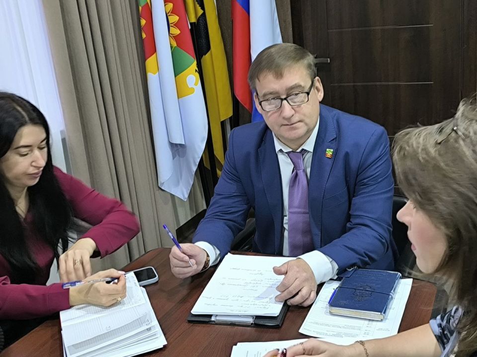 Оперативное совещание с аппаратом администрации, начальниками отделов, представителями шеф-региона и Совета депутатов провёл глава Акимовского муниципального округа Александр Трудоношин