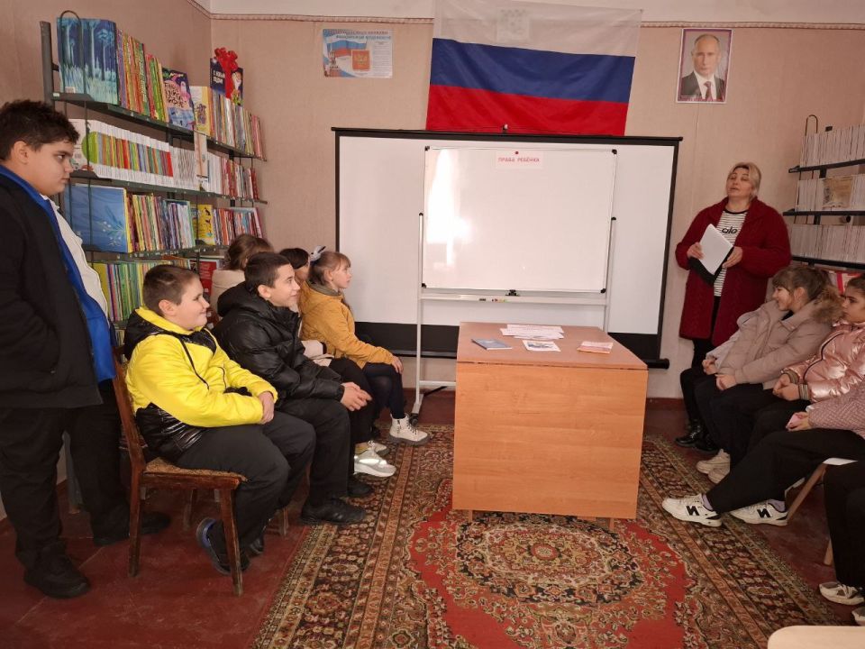 Сегодня в Богдановской сельской библиотеке прошел информационно - правовой час под названием «Знание права нам необходимо» Сегодня в Богдановской сельской библиотеке прошел информационно - правовой час под названием «Знание права нам необходимо»