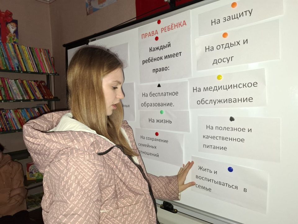 Сегодня в Богдановской сельской библиотеке прошел информационно - правовой час под названием «Знание права нам необходимо» Сегодня в Богдановской сельской библиотеке прошел информационно - правовой час под названием «Знание права нам необходимо»