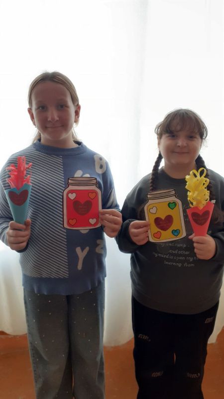 В Чернозёмненском сельском доме культуры совместно с библиотекой состоялся тёплый и душевный мастер-класс "Удиви маму", направленный не столько на идеальный результат, сколько на процесс вложения любви и внимания в подарок ... В Чернозёмненском сельском доме культуры совместно с библиотекой состоялся тёплый и душевный мастер-класс "Удиви маму", направленный не столько на идеальный результат, сколько на процесс вложения любви и внимания в подарок ...