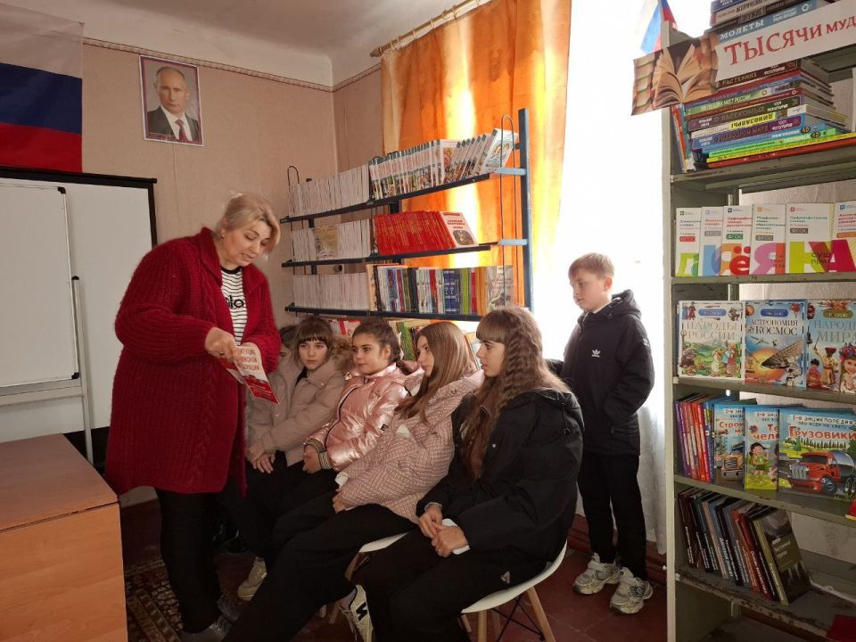 Сегодня в Богдановской сельской библиотеке прошел информационно - правовой час под названием «Знание права нам необходимо» Сегодня в Богдановской сельской библиотеке прошел информационно - правовой час под названием «Знание права нам необходимо»