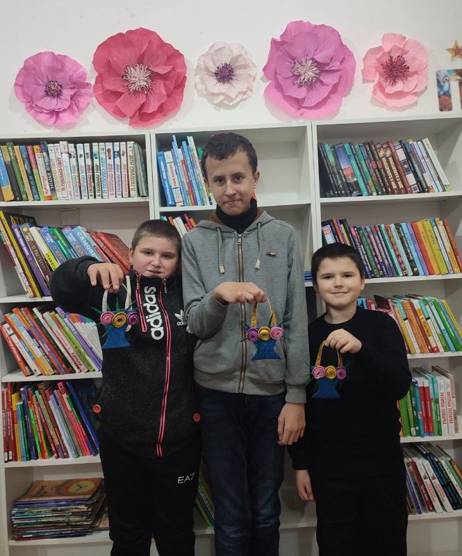 В преддверии празднования Дня матери в Новоспасской сельской библиотеке был организован мастер-класс по созданию подарочных корзиночек с розами из фоамирана