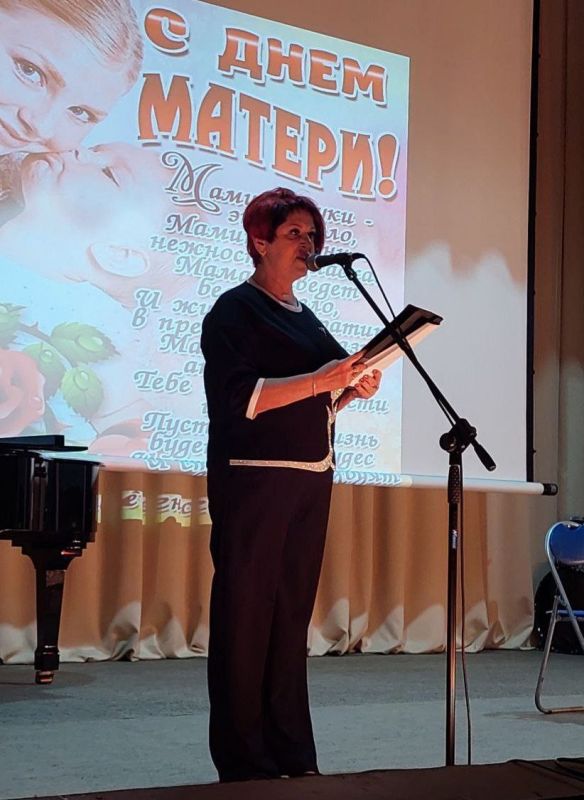 В Токмакской детской школе искусств прошёл праздничный концерт, посвящённый Дню матери « Милая мама, мой ангел земной»