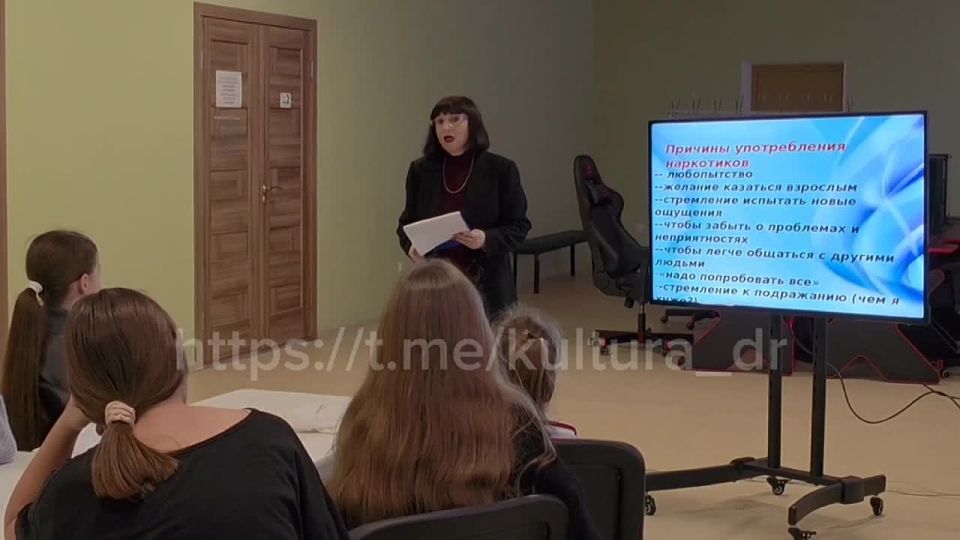 Сегодня в малом зале Дворца культуры прошла познавательная лекция для детской аудитории под названием "Скажи жизни – да! Скажи наркотикам – нет!" с показом мотивирующего видеофильма "Нет наркотикам"