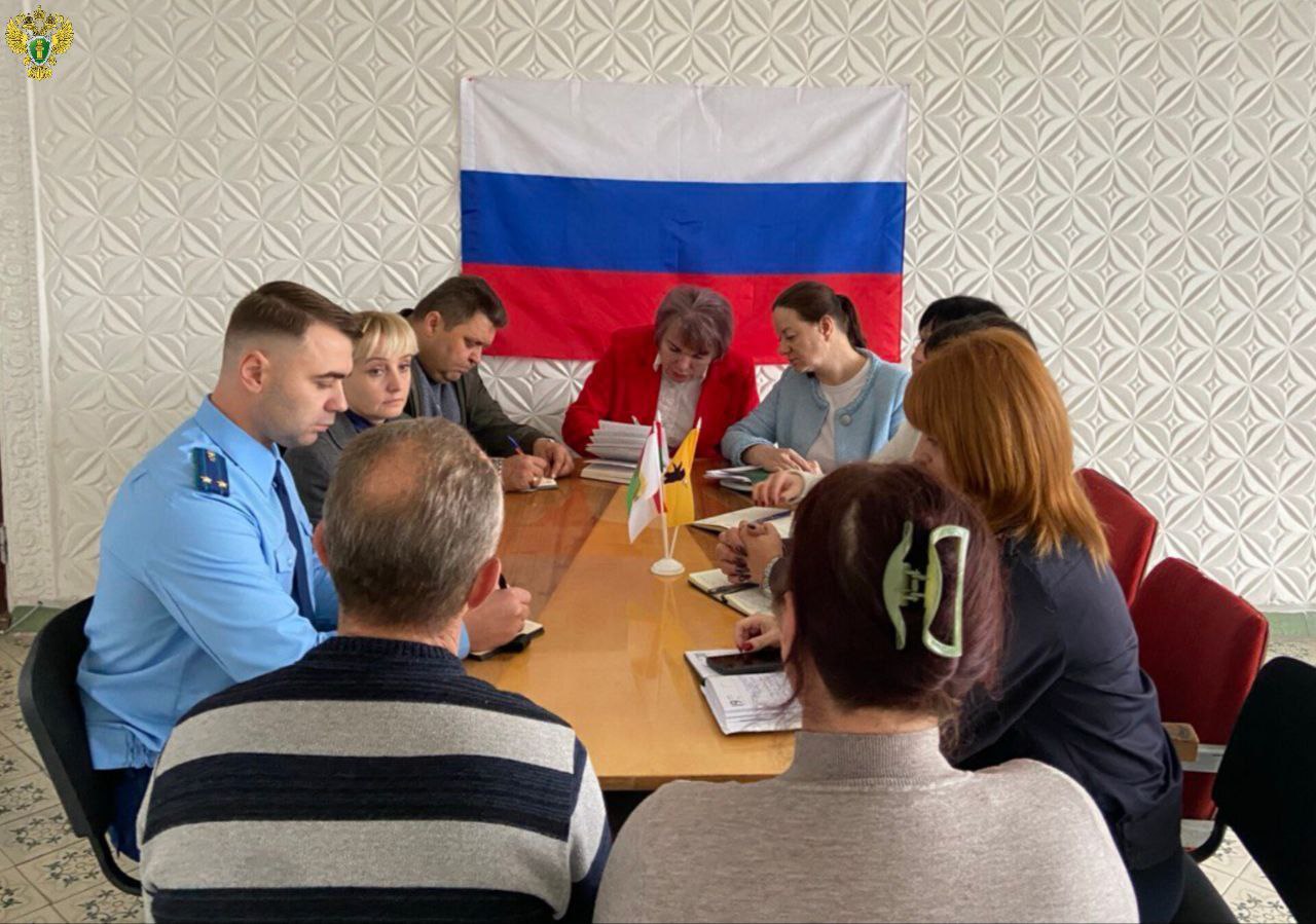 В День правовой помощи детям в Акимовском районе прошел прием граждан В День правовой помощи детям в Акимовском районе прошел прием граждан