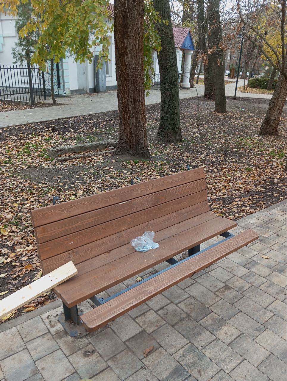 Коммунальщики оперативно отремонтировали лавочку в городском сквере Токмака