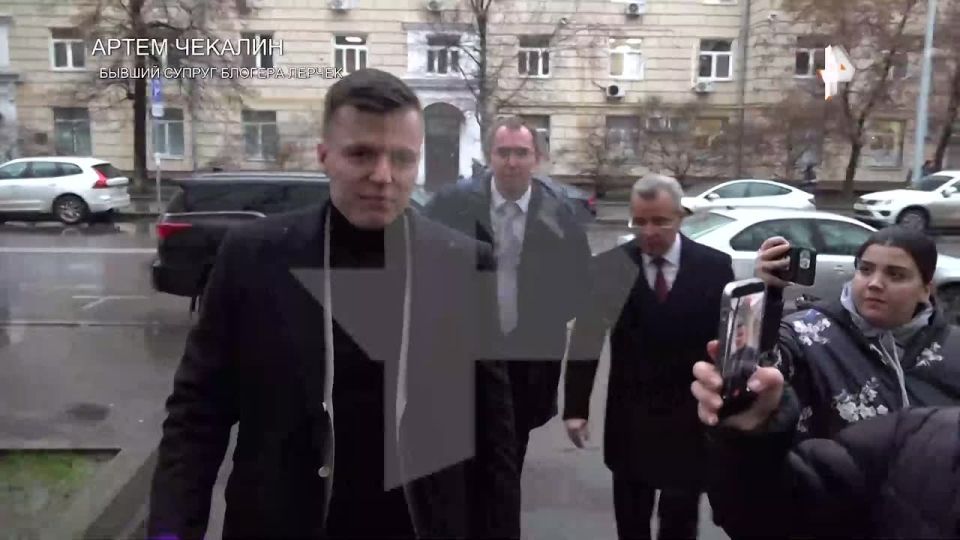 Бывший супруг Лерчек, Артём Чекалин, заявил, что якобы не знал о беременности экс-супруги от тренера по танцам — 37-летнего аргентинца Луиса Сквиччиарини