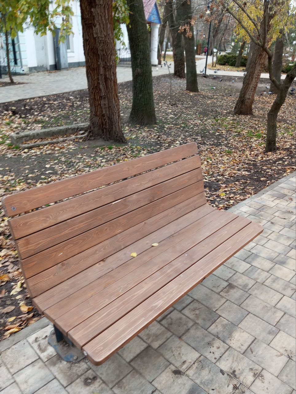 Коммунальщики оперативно отремонтировали лавочку в городском сквере Токмака Коммунальщики оперативно отремонтировали лавочку в городском сквере Токмака