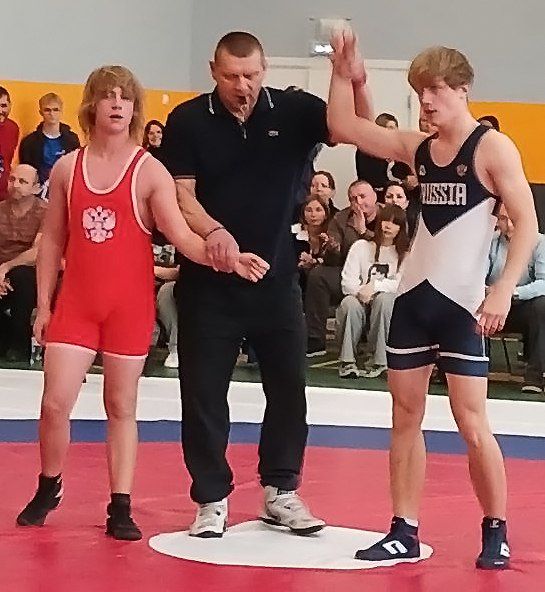 В спортивном зале энергодарской школы №4 состоялась матчевая встреча по вольной борьбе между командами нашего города и КаменкиДнепровской