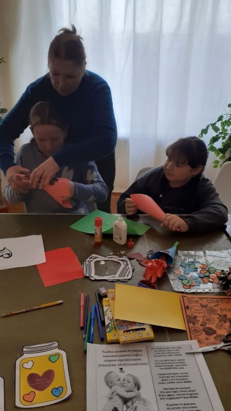 В Чернозёмненском сельском доме культуры совместно с библиотекой состоялся тёплый и душевный мастер-класс "Удиви маму", направленный не столько на идеальный результат, сколько на процесс вложения любви и внимания в подарок ... В Чернозёмненском сельском доме культуры совместно с библиотекой состоялся тёплый и душевный мастер-класс "Удиви маму", направленный не столько на идеальный результат, сколько на процесс вложения любви и внимания в подарок ...