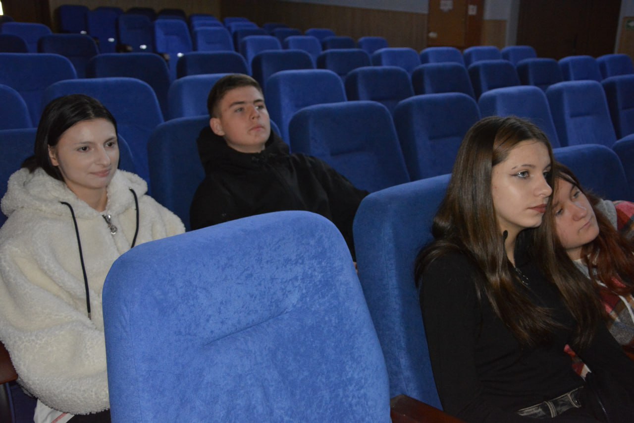 В Васильевском Доме Культуры прошёл показ ролика, посвящённого правам и обязанностям ребёнка В Васильевском Доме Культуры прошёл показ ролика, посвящённого правам и обязанностям ребёнка