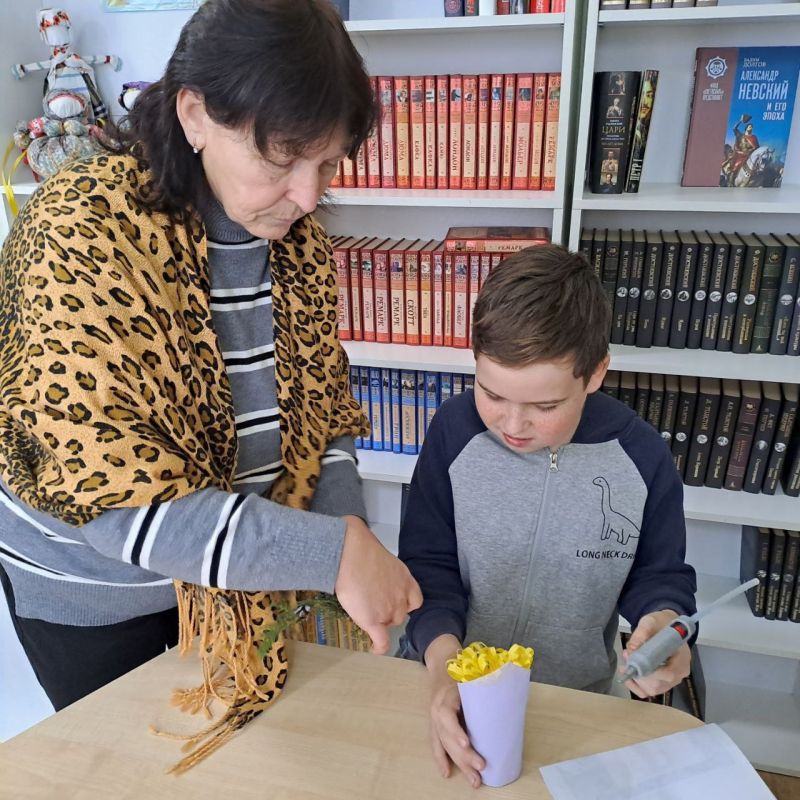 "БУКЕТ ДЛЯ МАМЫ". В последнее воскресенье ноября в России отмечается один из самых добрых и душевных праздников - День матери "БУКЕТ ДЛЯ МАМЫ". В последнее воскресенье ноября в России отмечается один из самых добрых и душевных праздников - День матери