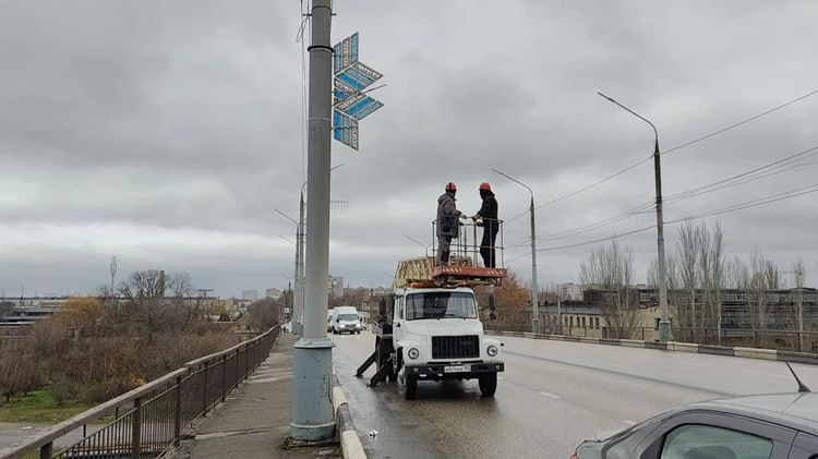 Мост к Новому Мелитополю и другие локации украшают к Новому году Мост к Новому Мелитополю и другие локации украшают к Новому году