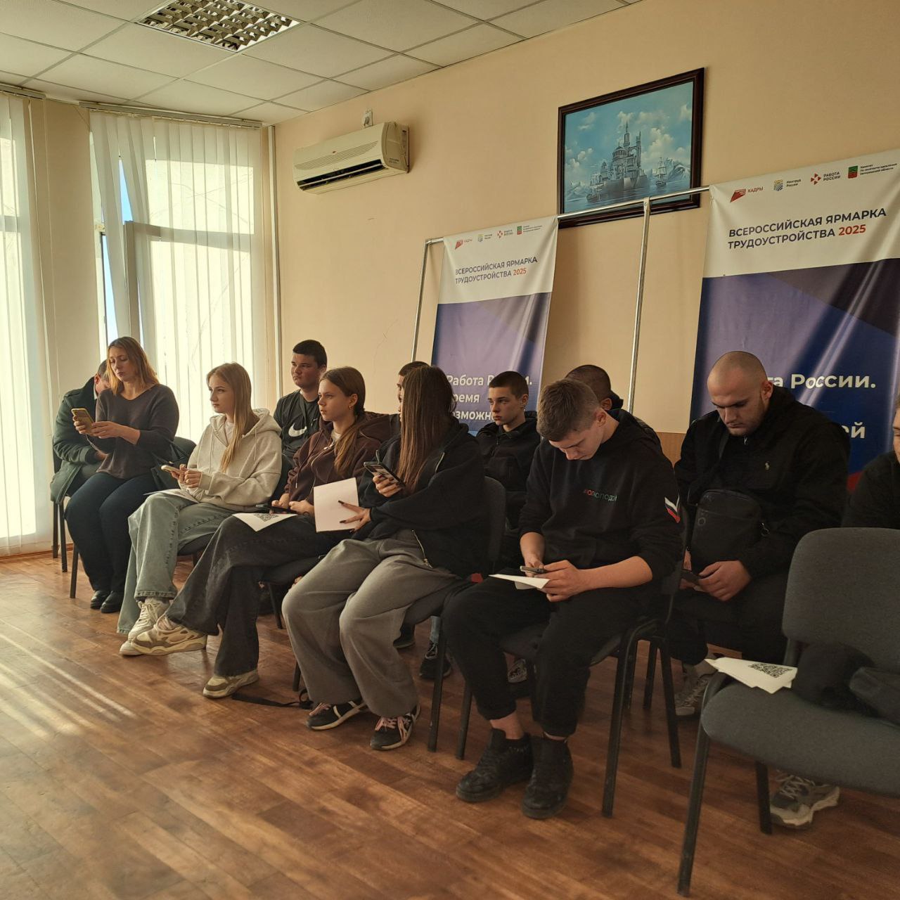 День правовой помощи детям в Акимовском центре занятости прошел для воспитанников молодежных организаций «Марш» и «Юг молодой» День правовой помощи детям в Акимовском центре занятости прошел для воспитанников молодежных организаций «Марш» и «Юг молодой»