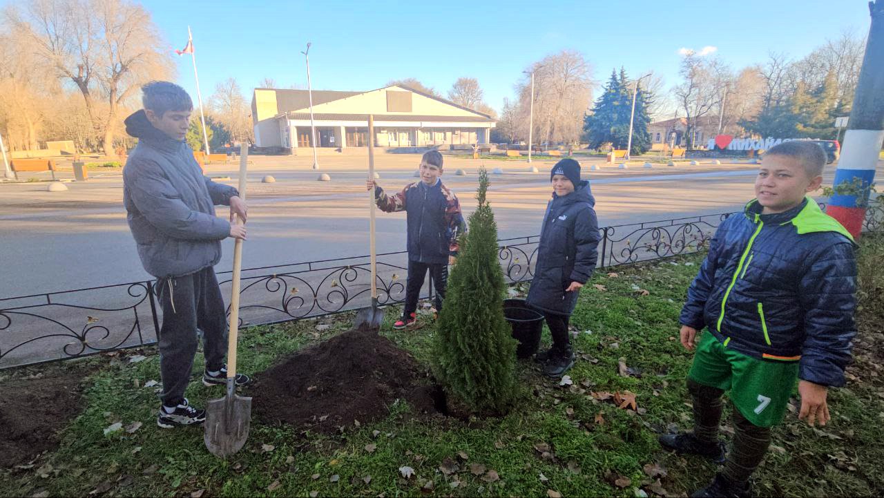 Юные спортсмены Михайловского округа Запорожской области высадили деревья от дагестанских друзей Юные спортсмены Михайловского округа Запорожской области высадили деревья от дагестанских друзей