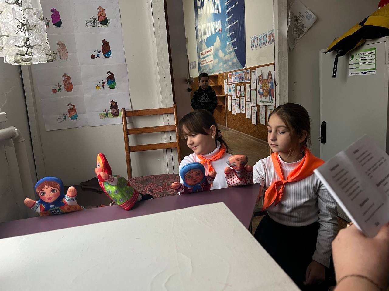 Волшебный Занавес: Кукольное Театральное Представление в Библиотеке! Волшебный Занавес: Кукольное Театральное Представление в Библиотеке!