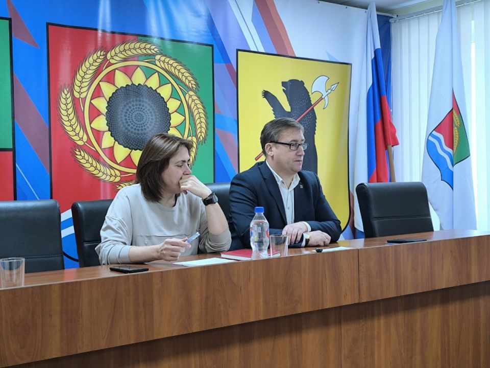 Традиционно каждый вторник глава Акимовского муниципального округа Александр Трудоношин проводит расширенное совещание с аппаратом, руководителями теротделов и отделов муниципалитета, представителями шеф-региона и Совета...