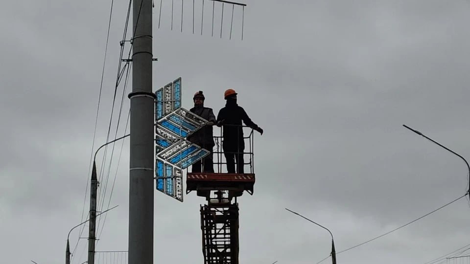 Мост к Новому Мелитополю и другие локации украшают к Новому году
