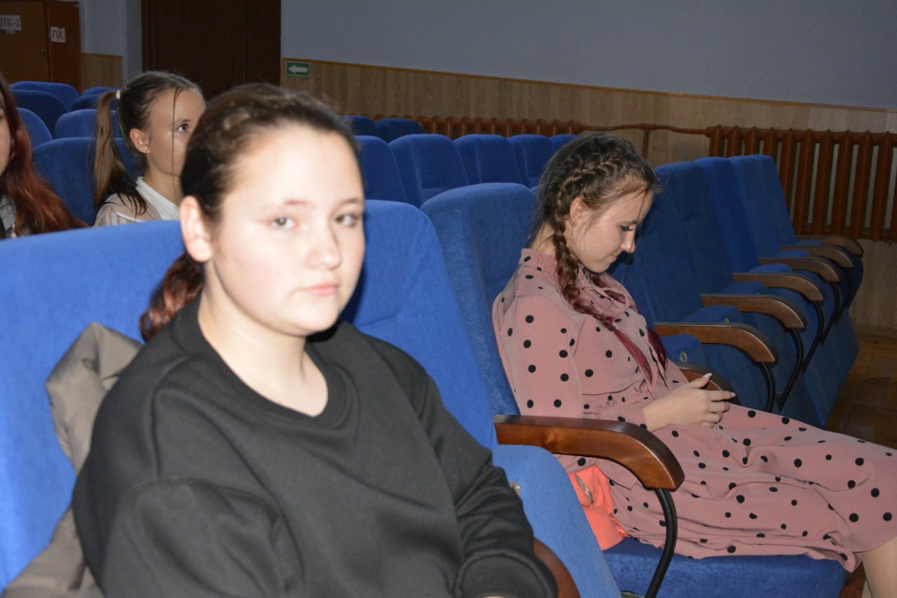 В Васильевском Доме Культуры прошёл показ ролика, посвящённого правам и обязанностям ребёнка В Васильевском Доме Культуры прошёл показ ролика, посвящённого правам и обязанностям ребёнка