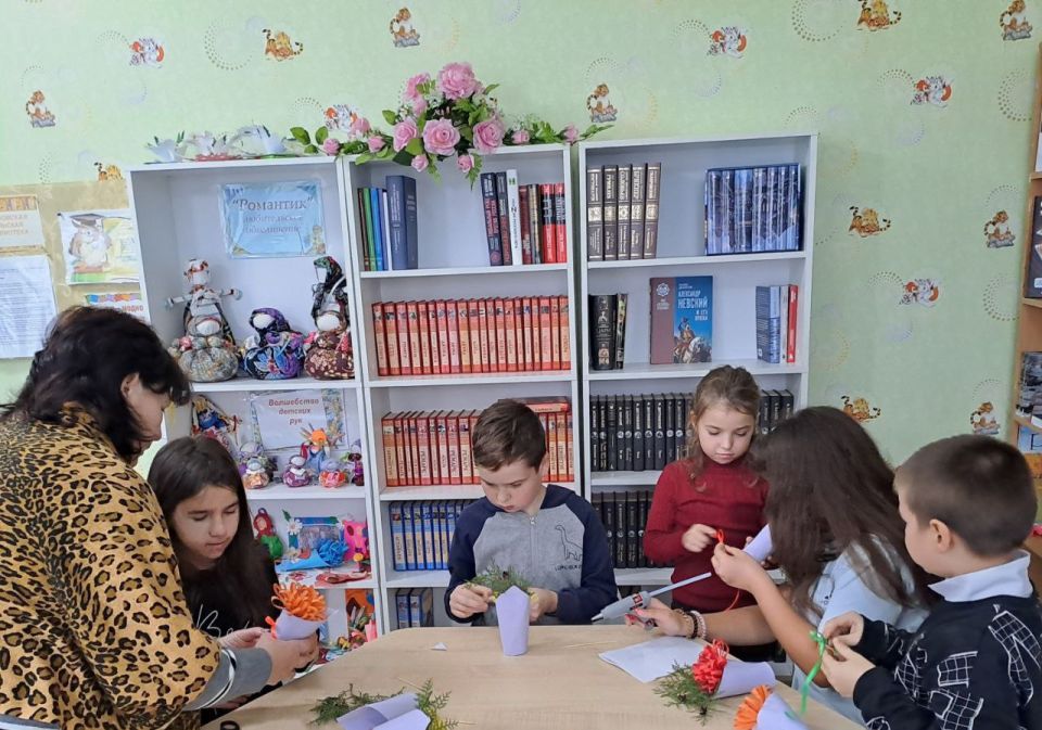 "БУКЕТ ДЛЯ МАМЫ". В последнее воскресенье ноября в России отмечается один из самых добрых и душевных праздников - День матери "БУКЕТ ДЛЯ МАМЫ". В последнее воскресенье ноября в России отмечается один из самых добрых и душевных праздников - День матери