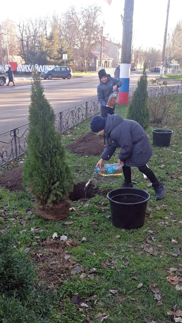 Юные спортсмены Михайловского округа Запорожской области высадили деревья от дагестанских друзей Юные спортсмены Михайловского округа Запорожской области высадили деревья от дагестанских друзей