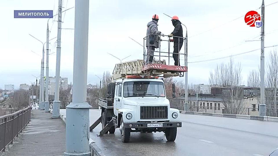 Сотрудники предприятия «Горсвет» готовят город к празднованию Нового 2026 года