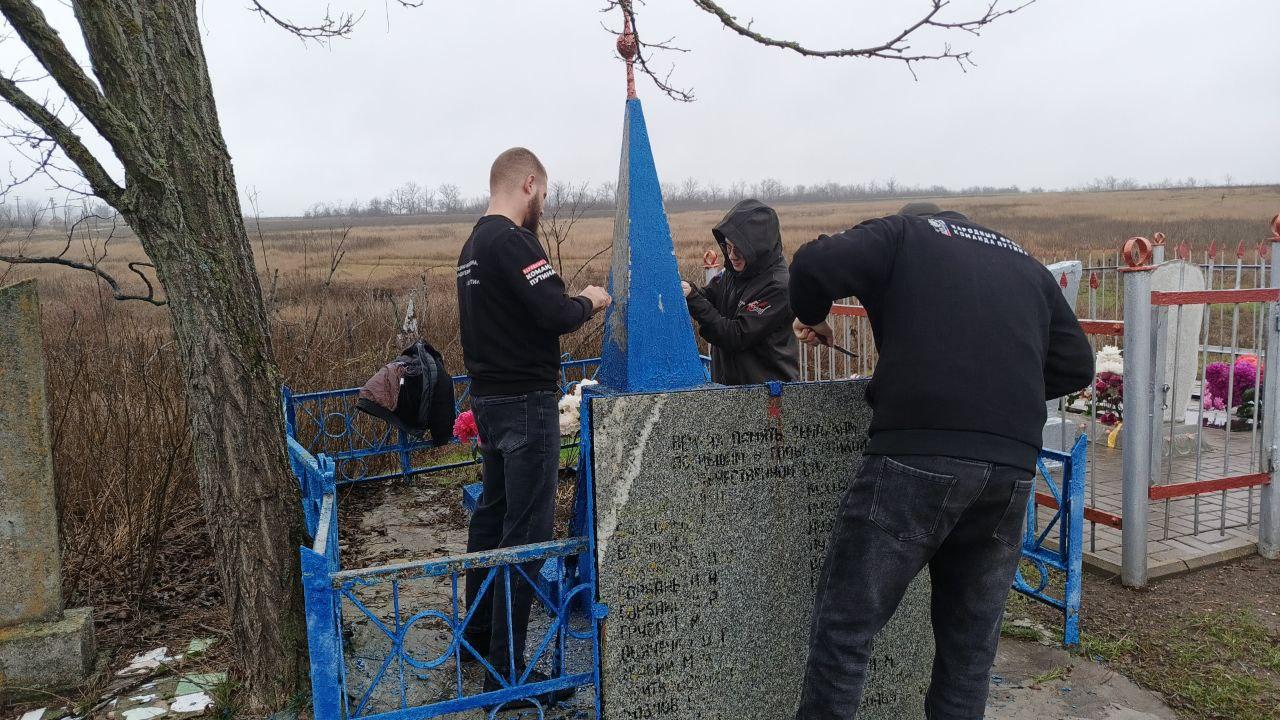 Народный фронт совместно с активистами Молодежки восстанавливает братскую могилу в Куйбышевском муниципальном округе Народный фронт совместно с активистами Молодежки восстанавливает братскую могилу в Куйбышевском муниципальном округе