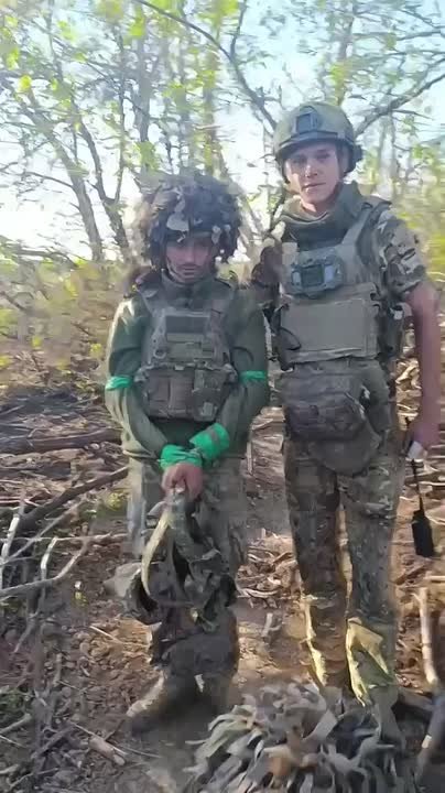 Раненный боец ВС РФ попал в плен к двум представителям 82 ОДШБр ВСУ