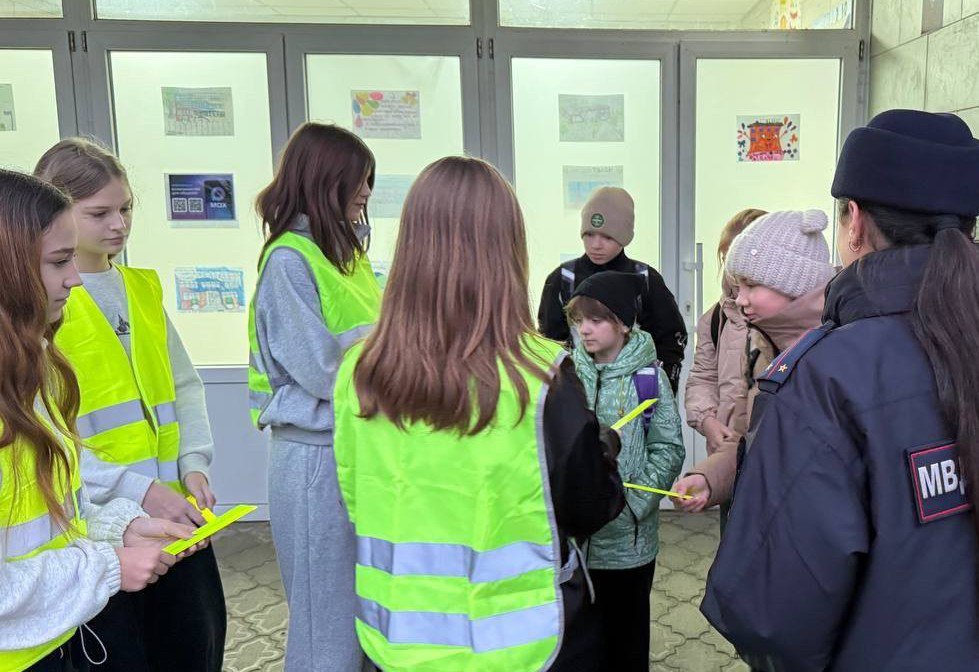 Инспектор по пропаганде безопасности дорожного движения совместно с отрядом Юных инспекторов движения провели социально-значимую акцию «Засветись!» Инспектор по пропаганде безопасности дорожного движения совместно с отрядом Юных инспекторов движения провели социально-значимую акцию «Засветись!»