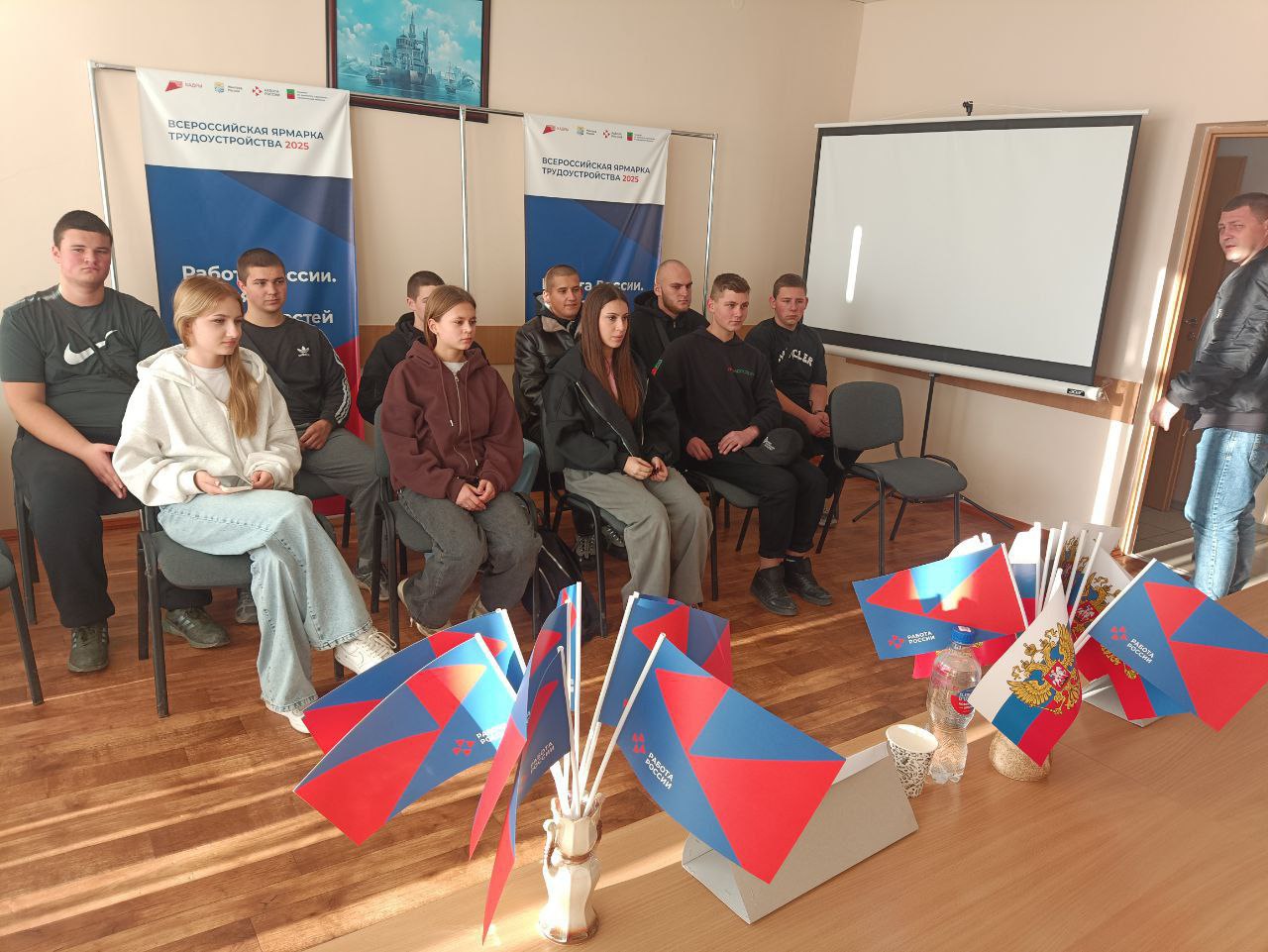 День правовой помощи детям в Акимовском центре занятости прошел для воспитанников молодежных организаций «Марш» и «Юг молодой» День правовой помощи детям в Акимовском центре занятости прошел для воспитанников молодежных организаций «Марш» и «Юг молодой»