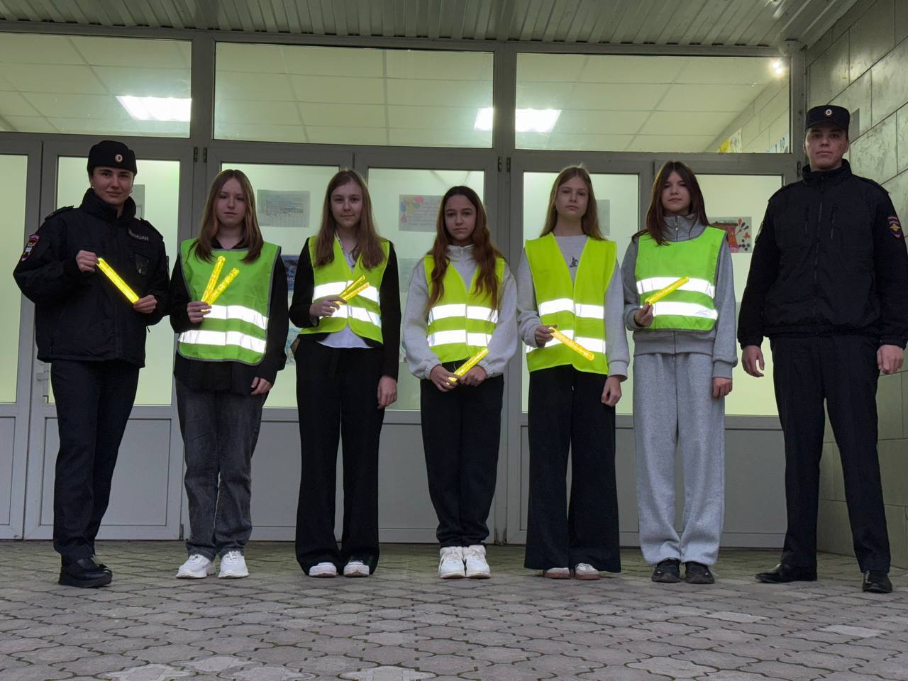 Инспектор по пропаганде безопасности дорожного движения совместно с отрядом Юных инспекторов движения провели социально-значимую акцию «Засветись!» Инспектор по пропаганде безопасности дорожного движения совместно с отрядом Юных инспекторов движения провели социально-значимую акцию «Засветись!»