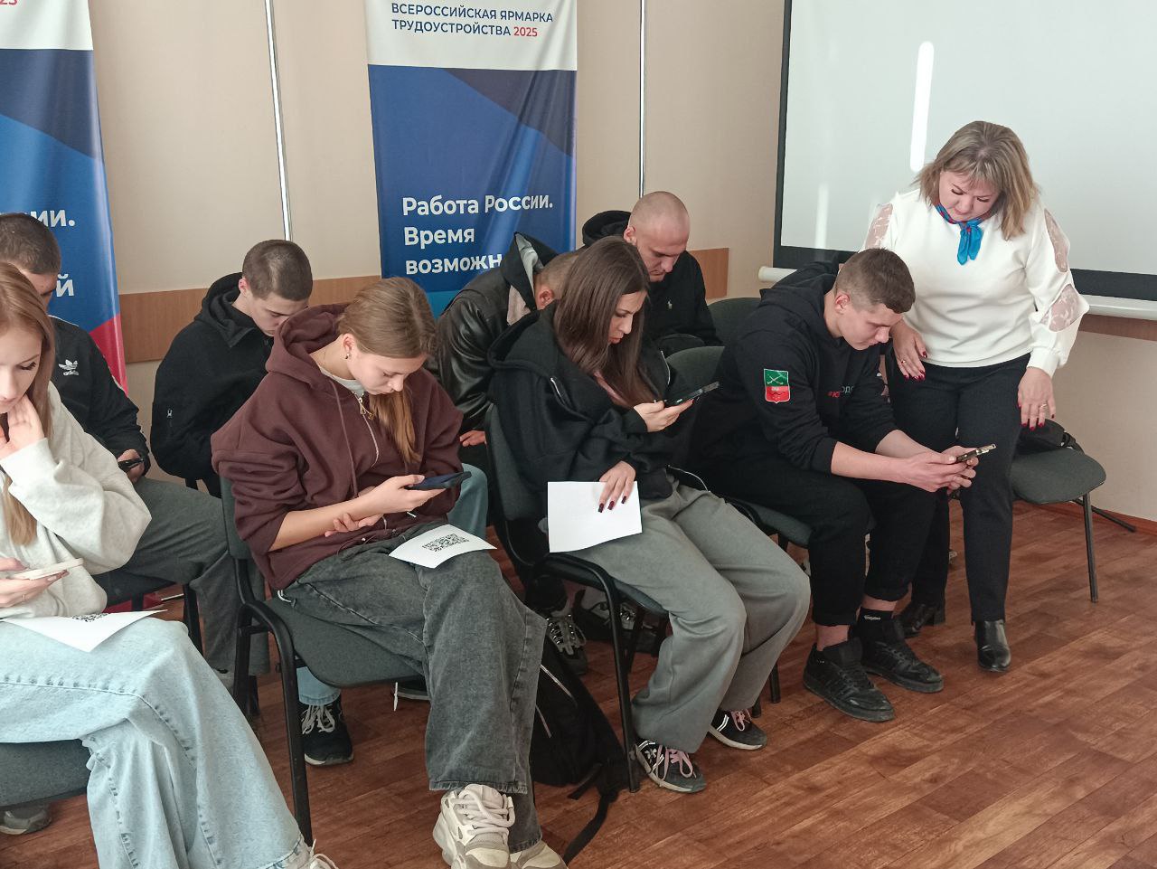 День правовой помощи детям в Акимовском центре занятости прошел для воспитанников молодежных организаций «Марш» и «Юг молодой» День правовой помощи детям в Акимовском центре занятости прошел для воспитанников молодежных организаций «Марш» и «Юг молодой»