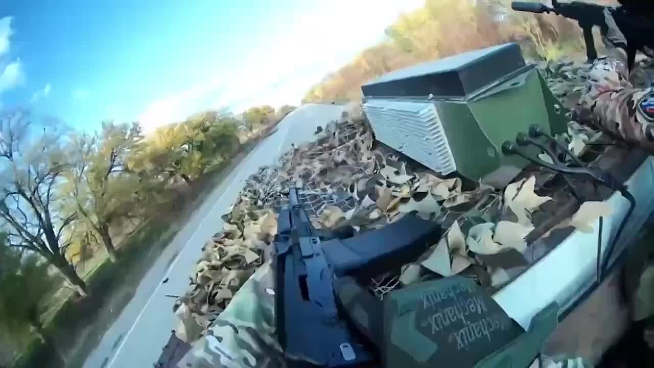 Уникальные кадры уничтожения FPV-дрона ВФУ при попытке атаковать пикап во время ротации на Ореховском направлении в Запорожской области