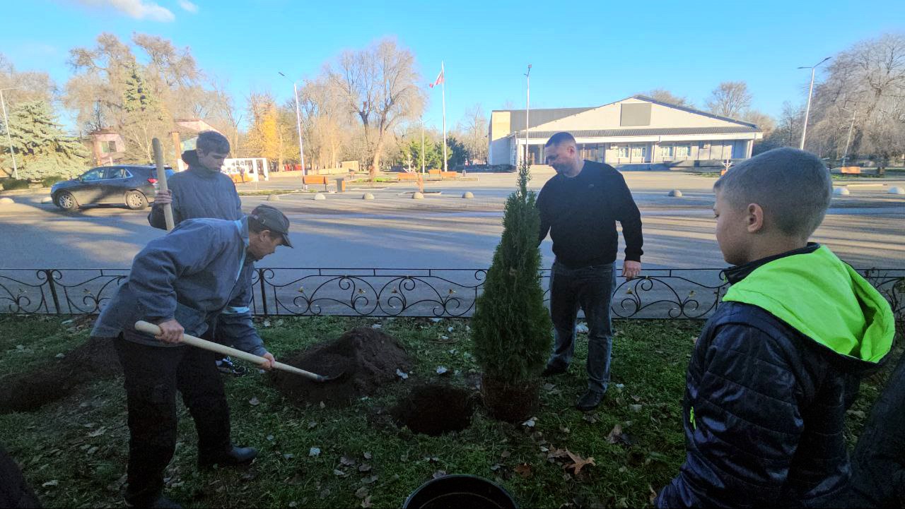 Юные спортсмены Михайловского округа Запорожской области высадили деревья от дагестанских друзей Юные спортсмены Михайловского округа Запорожской области высадили деревья от дагестанских друзей